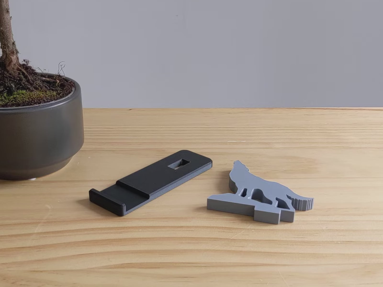 Video of a wolf phone holder being assembled.